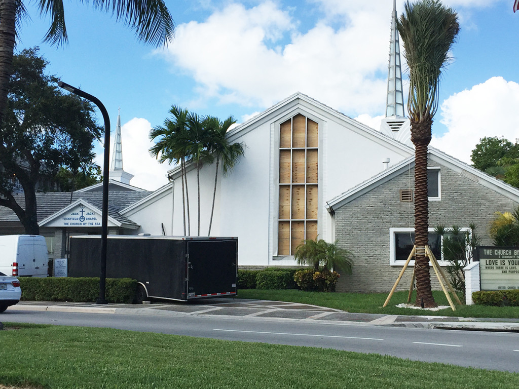 Camion en la Iglesia