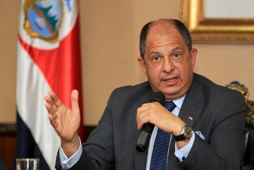 SJ509- SAN JOSÉ (COSTA RICA), 26/01/2015.- El presidente de Costa Rica, Luis Guillermo Solís, participa en una rueda de prensa hoy, lunes 26 de enero de 2015 en la casa presidencial de Costa Rica en San José. Los desacuerdos sobre el futuro de la propia Comunidad de Estados Latinoamericanos y Caribeños (Celac) y la independencia de Puerto Rico marcaron hoy el fin de las reuniones técnicas de la tercera cumbre de esa instancia, que se celebrará el miércoles y jueves próximos en Costa Rica, EFE/Alejandro Bolívar