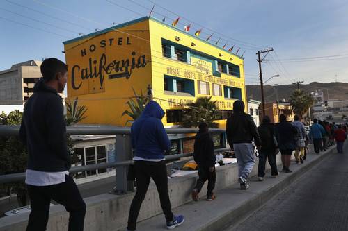 ▲ Integrantes de la caravana migrante se dirigen, ayer, desde Tijuana a la oficina fronteriza de Estados Unidos para  solicitar asilo político.